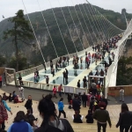 Mensen op glazen brug van Zhangjiajie